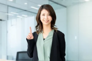 指を立てる女性