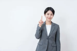 指を立てる女性