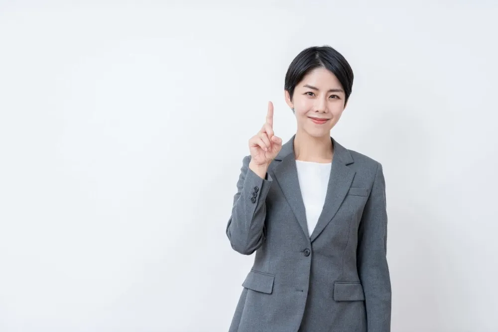 指を立てる女性
