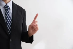 指を立てる男性