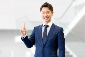 指を立てる男性