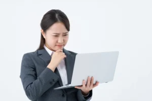 疑問を持つ女性