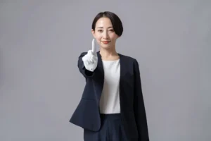 指を立てる女性