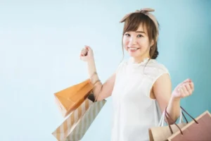 買い物をする女性