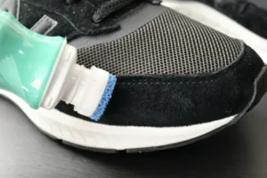 スニーカーを磨く