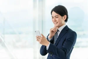 スマホで調べる男性