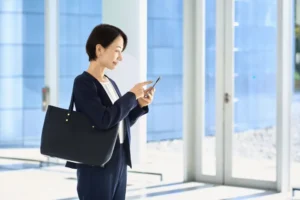 スーツを着た女性