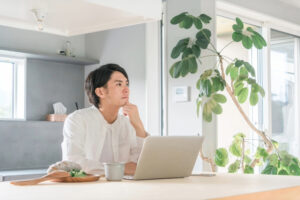 考える人