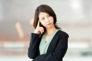考える女性