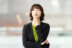 考える女性