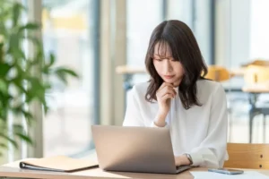 考える女性