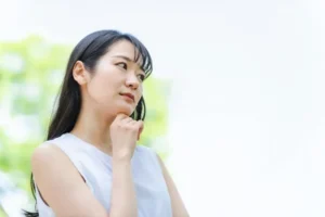 考える女性