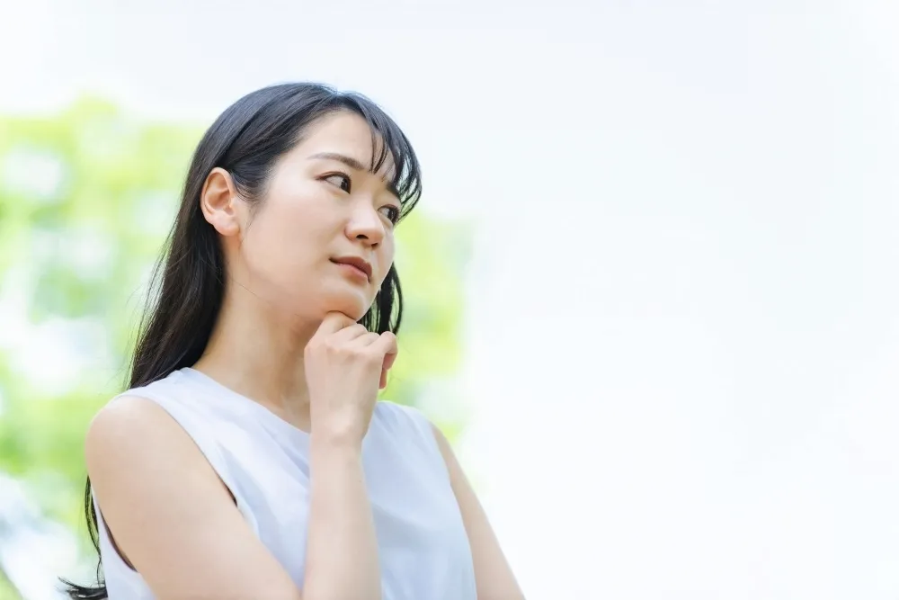考える女性
