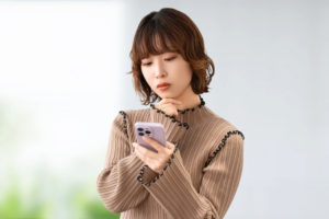 考える女性