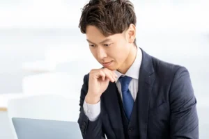 考える人