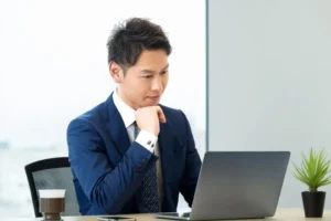 考える男性