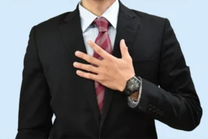 腕時計をつけた男性