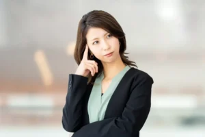 考える女性