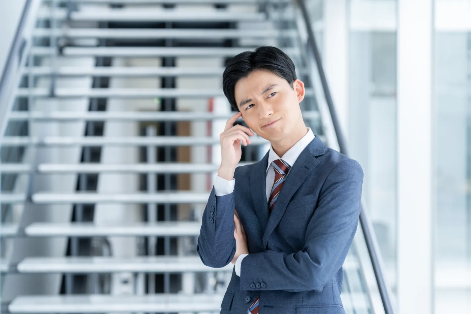 悩む男性