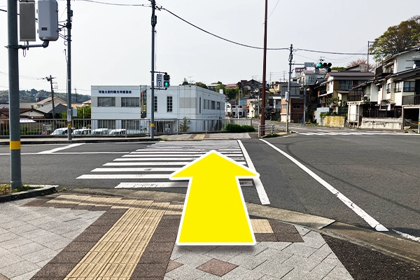 1つ目の横断歩道を直進します。