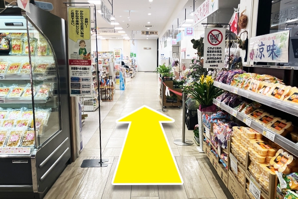 そのまま真っ直ぐ進みます。