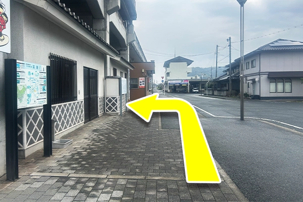 真っ直ぐ行きタクシー会社が見えたら左へ曲がる