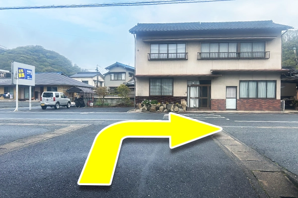 大通りが見えたら右へ曲がる