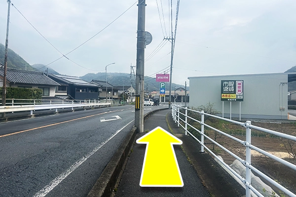 真っ直ぐ行きゆめタウンの看板が見えたらその看板の矢印の向きに右に曲がる
