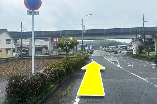 真っ直ぐ行き左手に四角のゆめタウンの看板があるので左へ曲がる