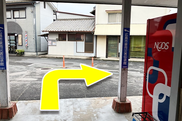 改札を出たら右に曲がり進みます。