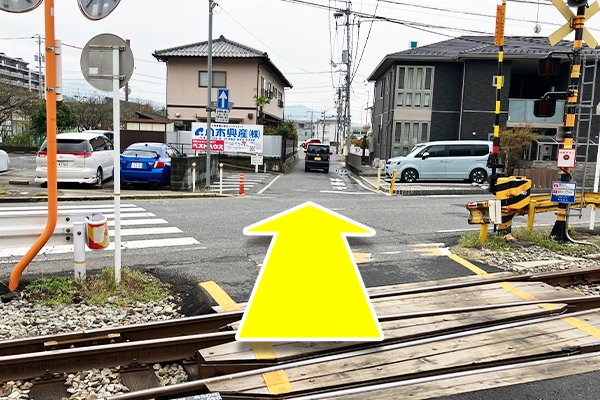 踏切を越えて直進します。