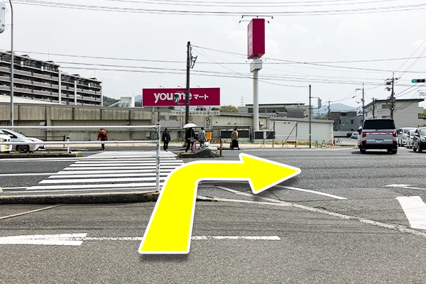 横断歩道を進み右に曲がります。