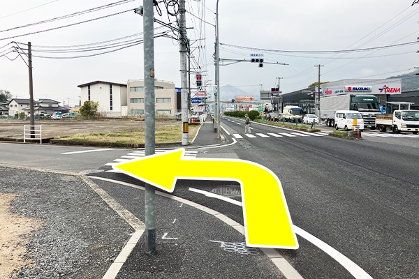 横断歩道を渡らず手前で左に曲がります。