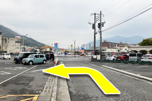 ゆめマート八木店の駐車場が見えてきたところで左に曲がります。