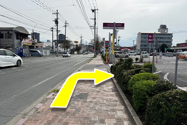 右へと曲がりイオンタウン田崎敷地内に入ります