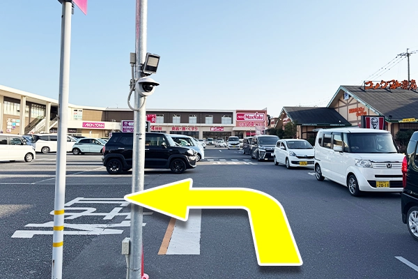 敷地内を横断し、左側エスカレーターに向かう