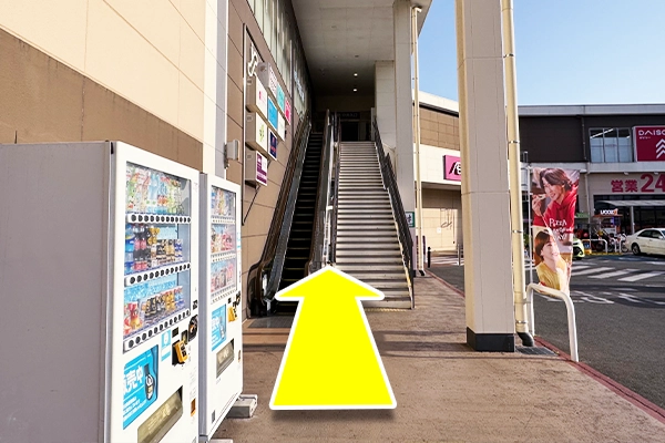 エスカレーターから2階へとあがる