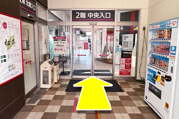 2階中央入口から店内に入ります