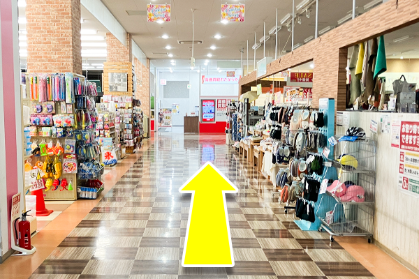店内に入り、そのまま真っ直ぐ進みます。