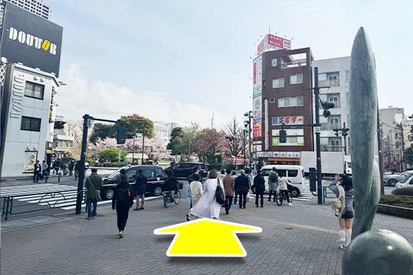 錦糸町公園を左手に見て直進します。