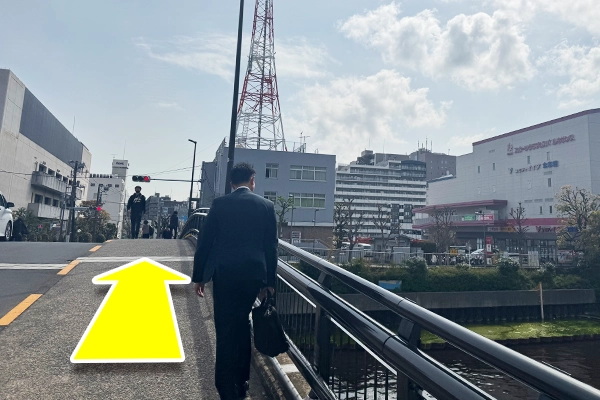 暫く直進し橋を渡ると右手にコモディイイダ食彩館亀戸店が見えます。