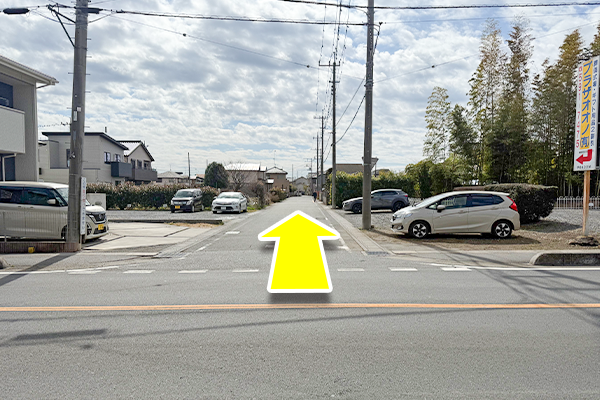 「本宿四丁目」バス停で降りてこの道を真っ直ぐ進みます。