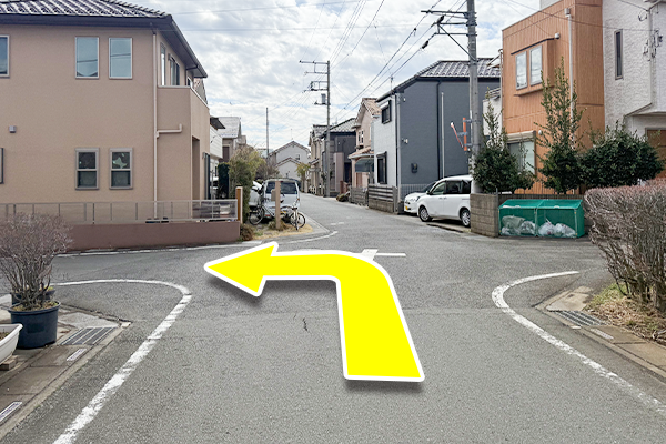 十字路を左に曲がります。