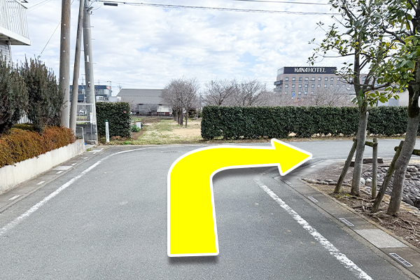 公園の先を右に曲がり真っ直ぐ進みます。