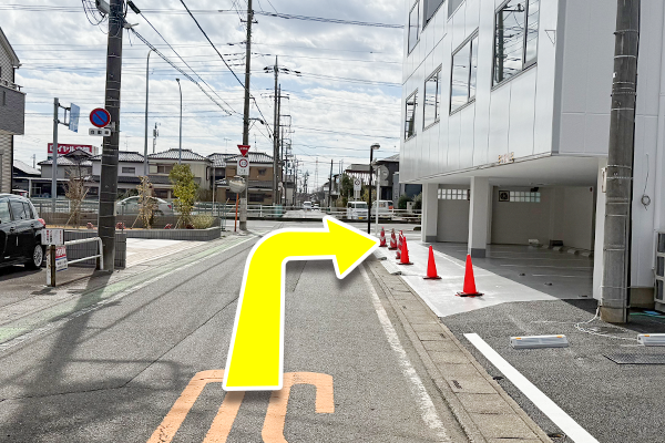 300ｍ程真っ直ぐ進むと大きな道路がありますので右に曲がります。