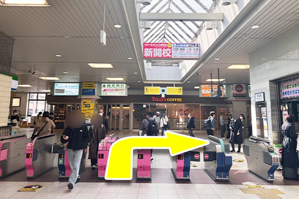 ふじみ野駅改札を出て、西口へ進みます。
