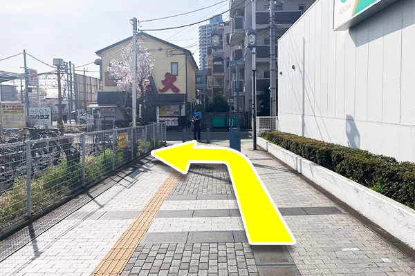 直進して突き当たりを左折し、道なりに進みます。