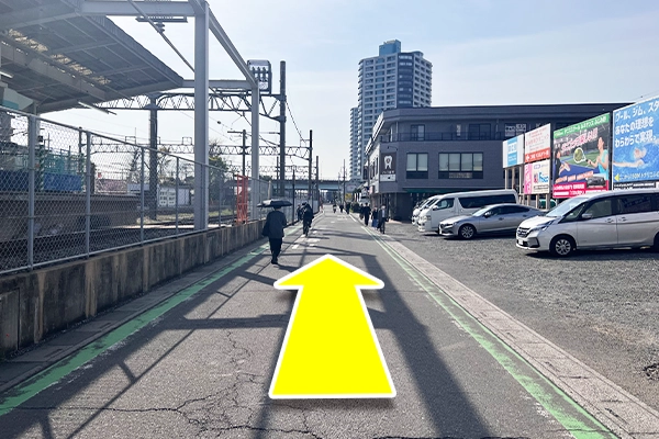 線路沿いを陸橋まで進みます。
