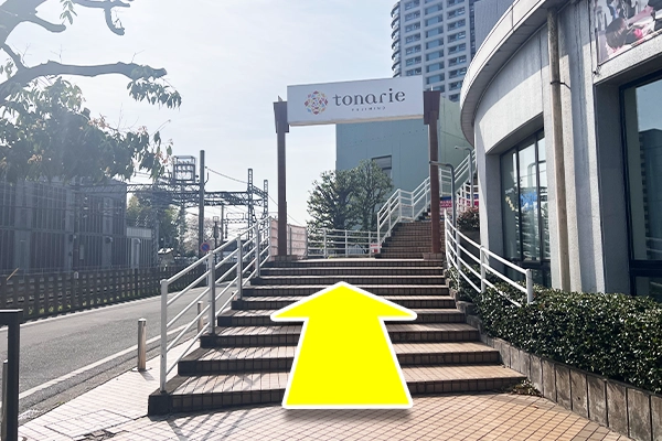 陸橋を越えるとトナリエふじみ野の看板があるので、一階まで階段を登り左の横道を直進します。