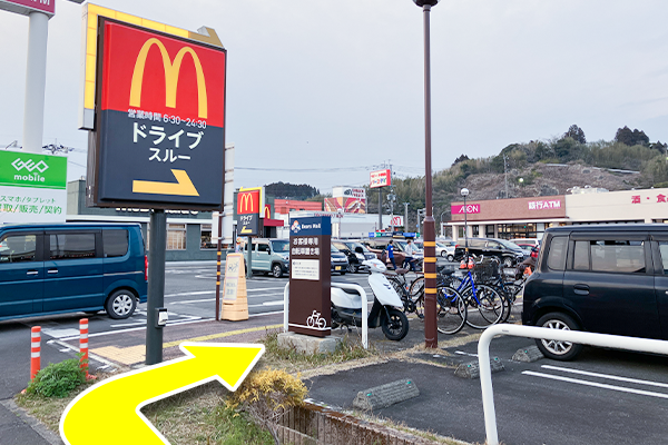 マクドナルドの看板を右に曲がり、ベアーズモール内に入ります。
